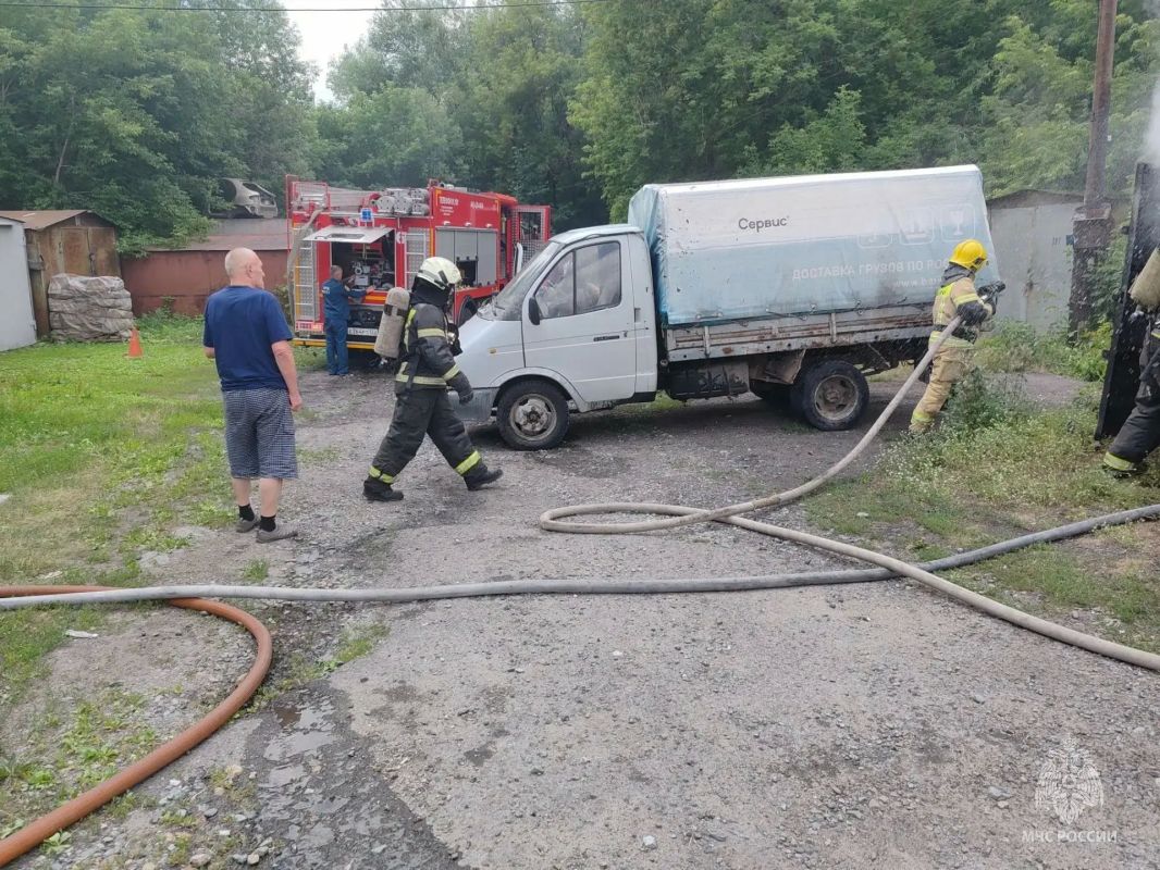 Пожар в гаражах на улице Анатолия ликвидирован Пожар в гаражах на улице Анатолия ликвидирован