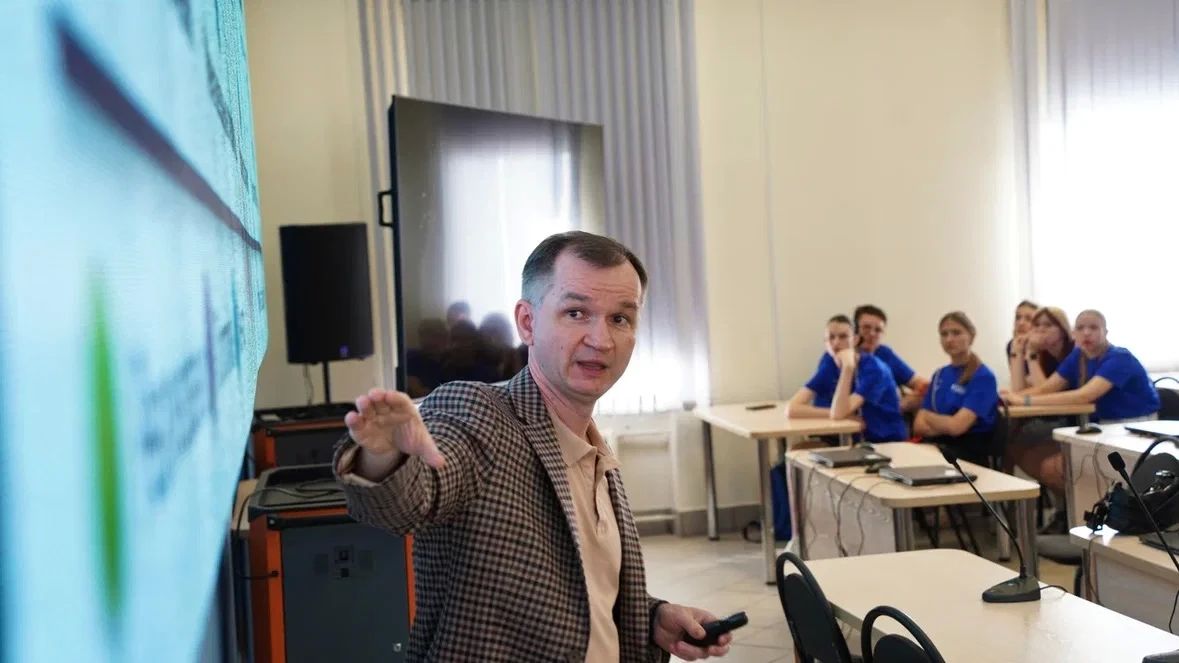 Общество «Знание» проводит познавательные лекции для участников «Университетских смен» в АГУ Общество «Знание» проводит познавательные лекции для участников «Университетских смен» в АГУ