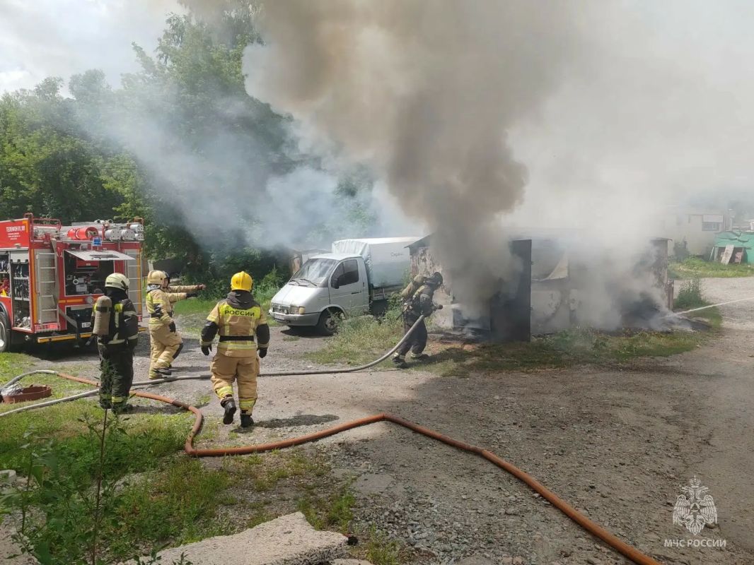 Пожар в гаражах на улице Анатолия ликвидирован Пожар в гаражах на улице Анатолия ликвидирован