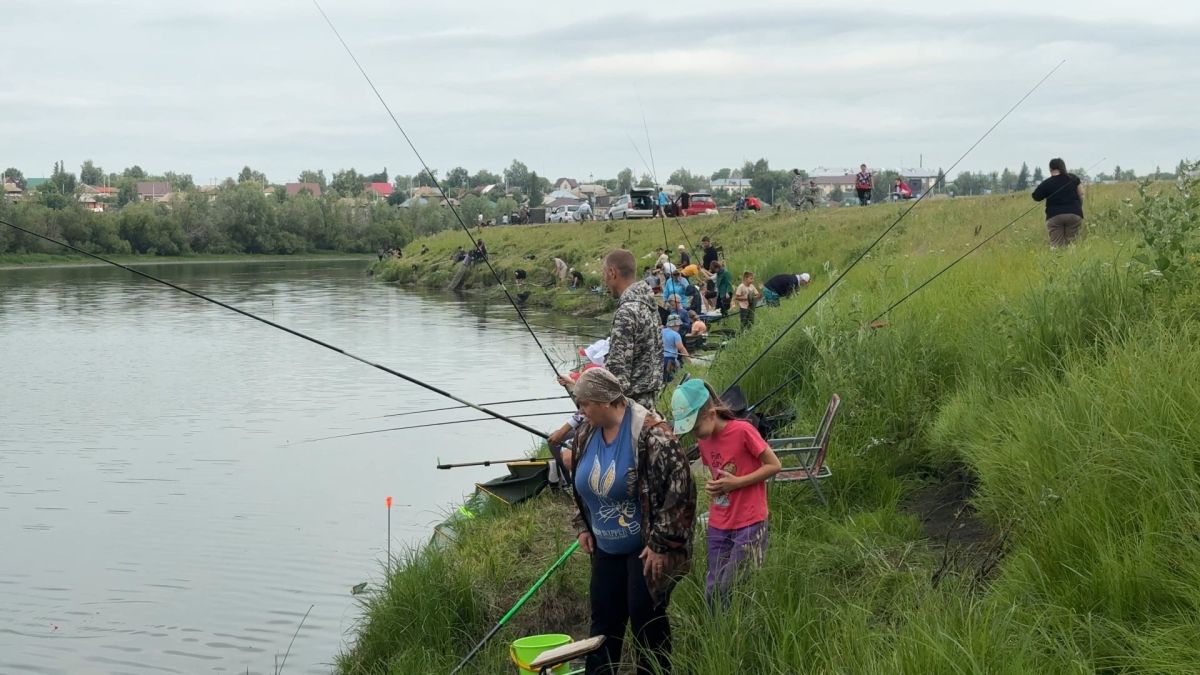 Рыбаки со всего Алтайского края соревновались в мастерстве на реке Калманке Рыбаки со всего Алтайского края соревновались в мастерстве на реке Калманке
