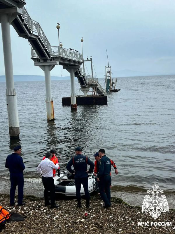В Приморье рухнул мост на пляже в бухте Муравьиной В Приморье рухнул мост на пляже в бухте Муравьиной