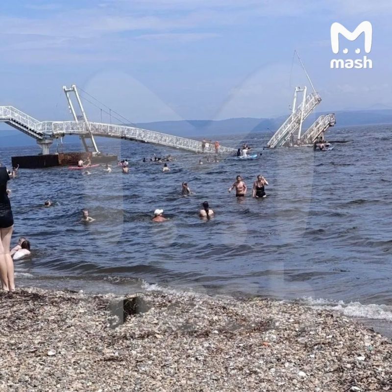 В Приморье рухнул мост на пляже в бухте Муравьиной В Приморье рухнул мост на пляже в бухте Муравьиной