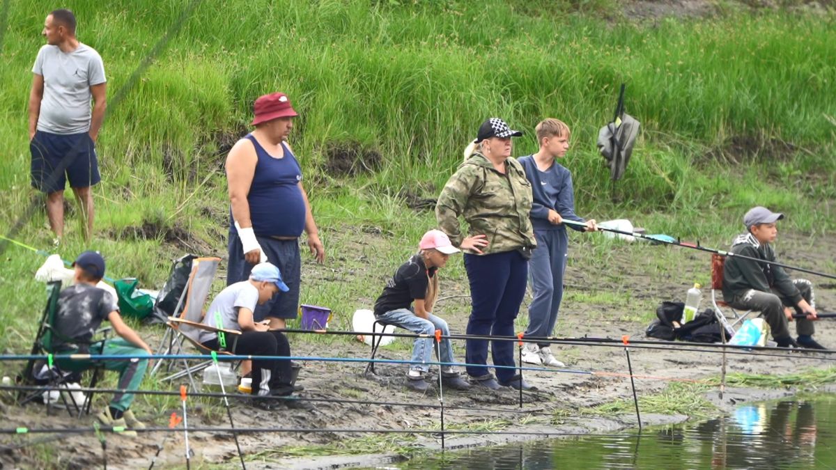 Рыбаки со всего Алтайского края соревновались в мастерстве на реке Калманке Рыбаки со всего Алтайского края соревновались в мастерстве на реке Калманке