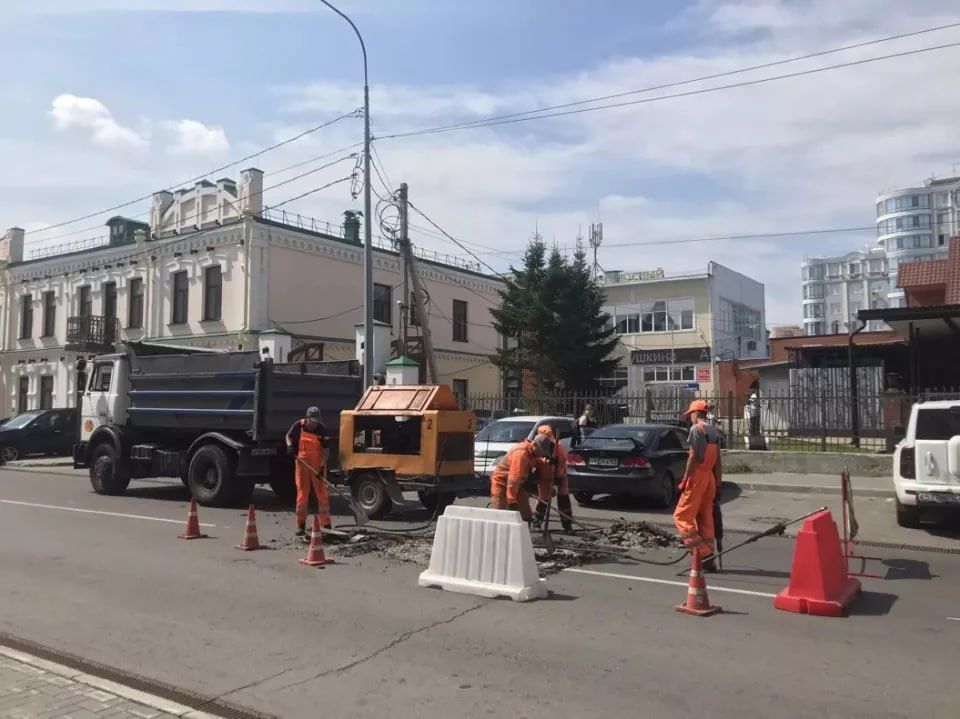 В Барнауле продолжают ремонтировать дороги и тротуары В Барнауле продолжают ремонтировать дороги и тротуары