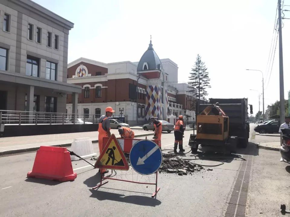 В Барнауле продолжают ремонтировать дороги и тротуары В Барнауле продолжают ремонтировать дороги и тротуары