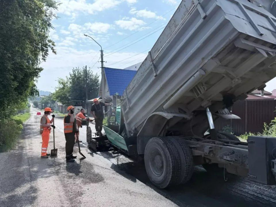 В Барнауле продолжают ремонтировать дороги и тротуары