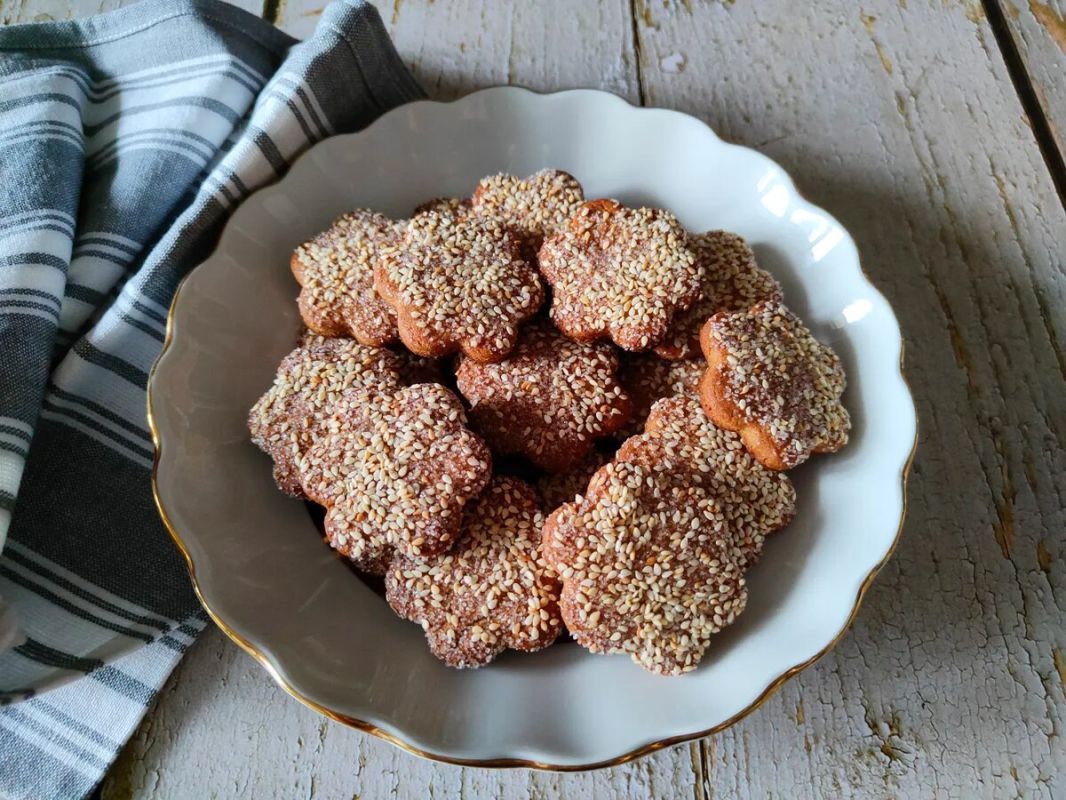 Необычное ржаное медовое печенье с кунжутом