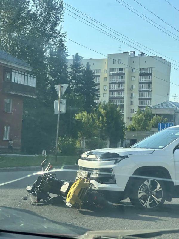На перекрестке проспекта Комсомольского и улицы Воровского в Барнауле сбили доставщика