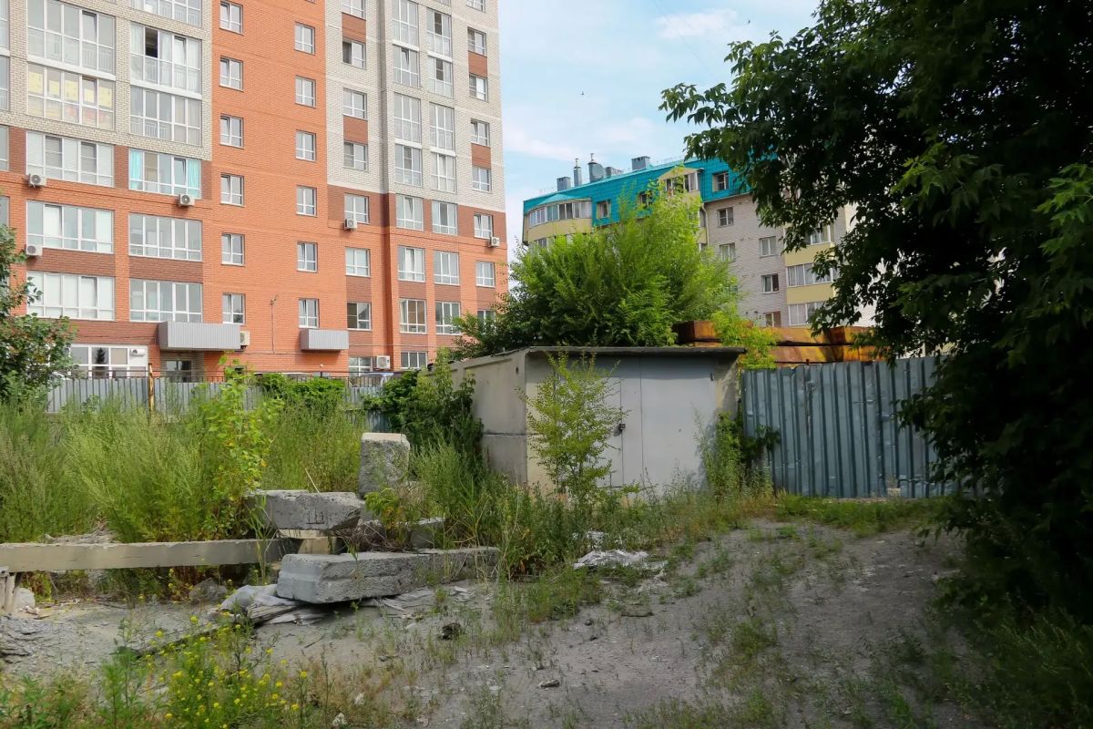 На углу улиц Челюскинцев и Партизанской в Барнауле готовят площадку под новую застройку На углу улиц Челюскинцев и Партизанской в Барнауле готовят площадку под новую застройку