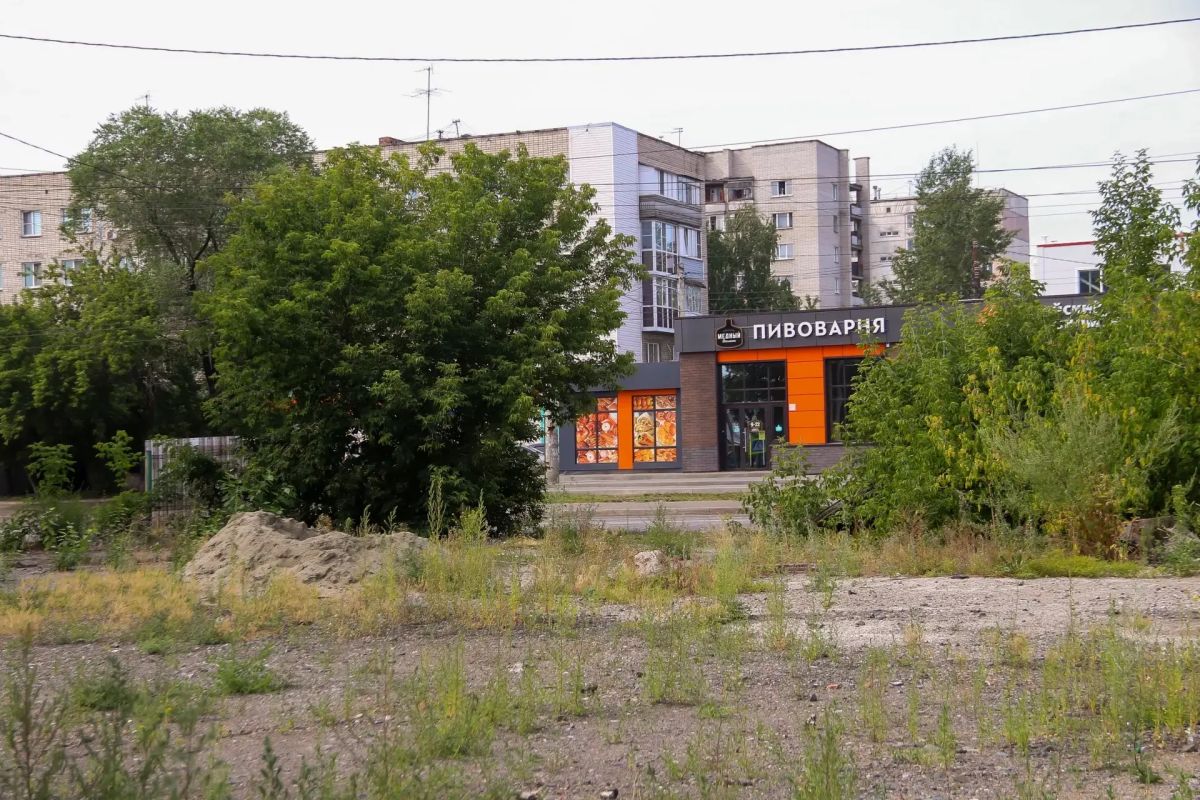На углу улиц Челюскинцев и Партизанской в Барнауле готовят площадку под новую застройку На углу улиц Челюскинцев и Партизанской в Барнауле готовят площадку под новую застройку