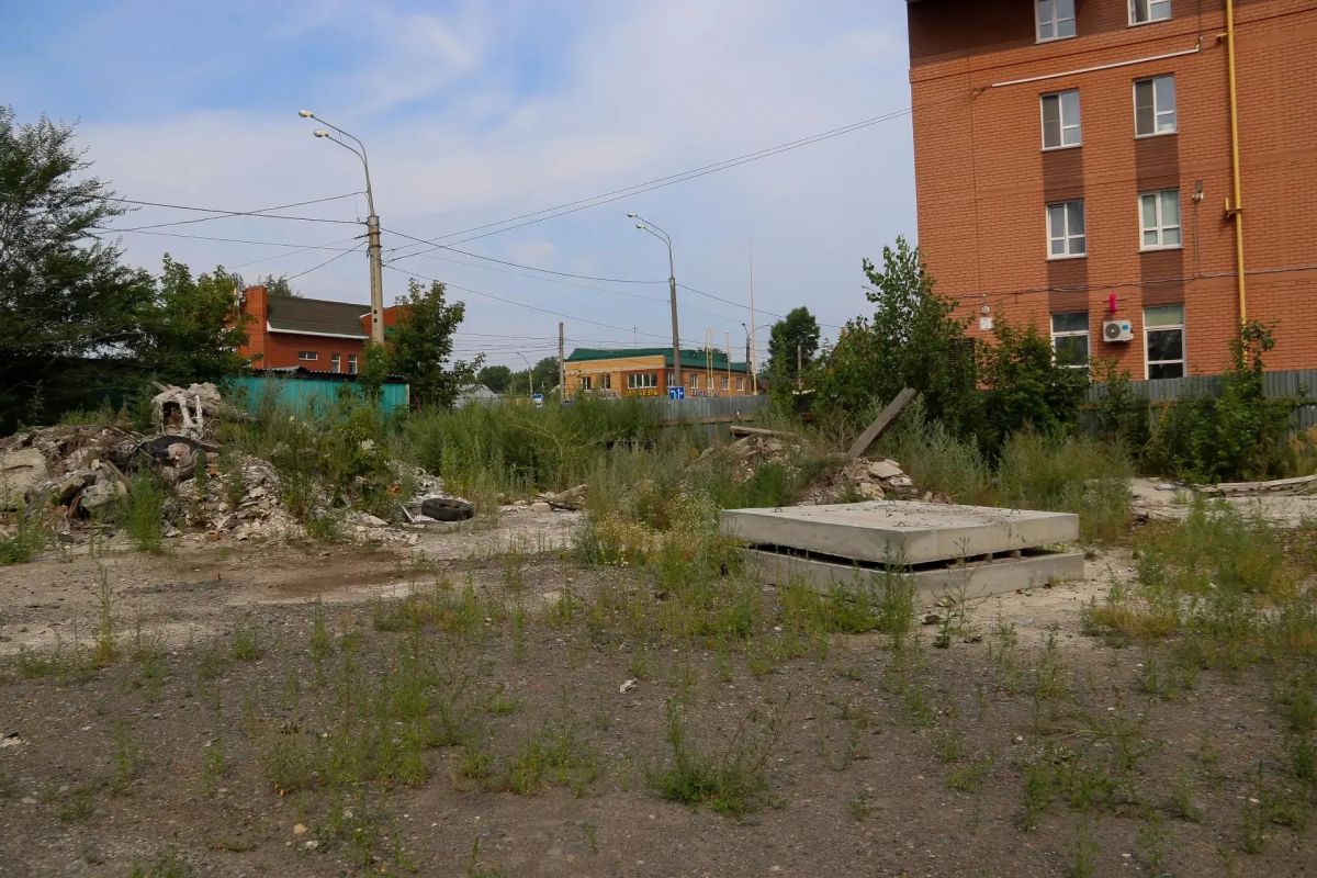 На углу улиц Челюскинцев и Партизанской в Барнауле готовят площадку под новую застройку На углу улиц Челюскинцев и Партизанской в Барнауле готовят площадку под новую застройку