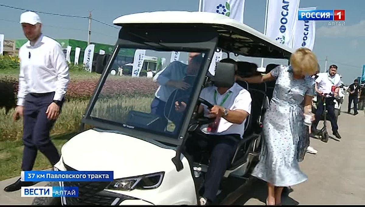 Компания «ФосАгро-регион» представила министру сельского хозяйства Оксане Лут удобрения нового поколения
