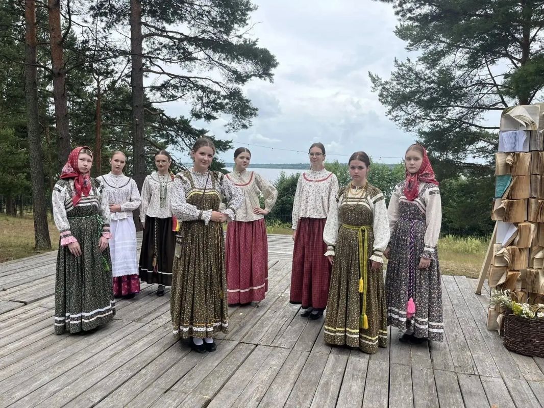 Образцовый детский коллектив Алтайского края – победитель федерального этапа XI Всероссийского детского фестиваля народной культуры «Наследники традиций» Образцовый детский коллектив Алтайского края фольклорный ансамбль... Образцовый детский коллектив Алтайского края – победитель федерального этапа XI Всероссийского детского фестиваля народной культуры «Наследники традиций» Образцовый детский коллектив Алтайского края фольклорный ансамбль...