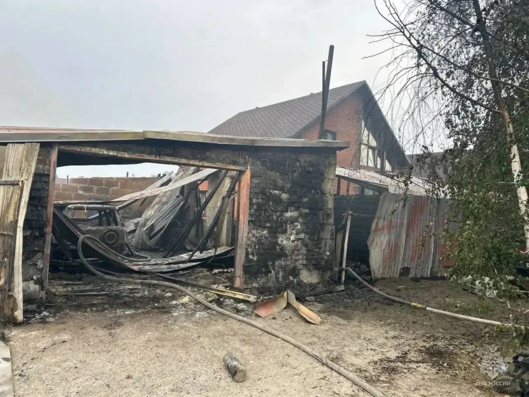 Крупный пожар во Власихе: угроза соседним постройкам ликвидирована, пострадавших нет Крупный пожар во Власихе: угроза соседним постройкам ликвидирована, пострадавших нет