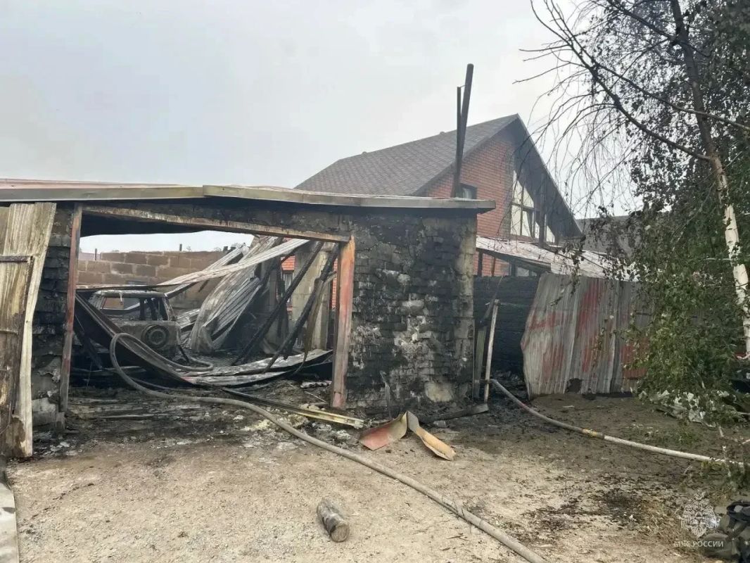 Крупный пожар во Власихе: угроза соседним постройкам ликвидирована, пострадавших нет Крупный пожар во Власихе: угроза соседним постройкам ликвидирована, пострадавших нет