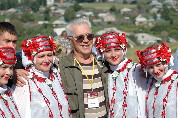 В Алтайском крае в 50-й раз стартовали «Шукшинские дни» — всероссийский фестиваль, который проводят в память о писателе, актере и режиссере Василии Шукшине В Алтайском крае в 50-й раз стартовали «Шукшинские дни» — всероссийский фестиваль, который проводят в память о писателе, актере и режиссере Василии Шукшине