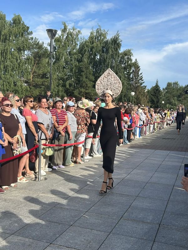 Модели в дизайнерских кокошниках открыли «красную дорожку» Шукшинского кинофестиваля
