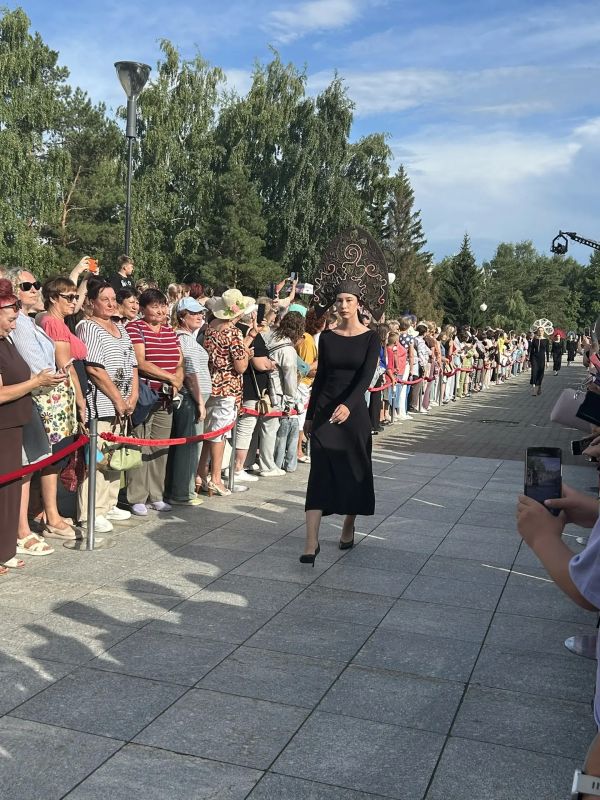 Модели в дизайнерских кокошниках открыли «красную дорожку» Шукшинского кинофестиваля Модели в дизайнерских кокошниках открыли «красную дорожку» Шукшинского кинофестиваля