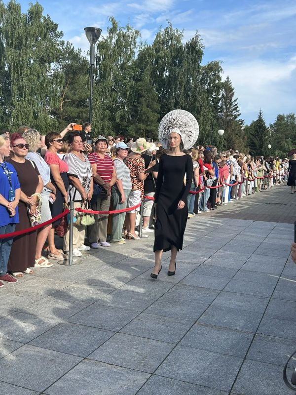 Модели в дизайнерских кокошниках открыли «красную дорожку» Шукшинского кинофестиваля Модели в дизайнерских кокошниках открыли «красную дорожку» Шукшинского кинофестиваля