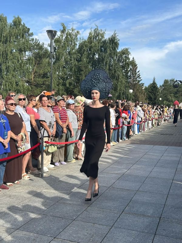 Модели в дизайнерских кокошниках открыли «красную дорожку» Шукшинского кинофестиваля Модели в дизайнерских кокошниках открыли «красную дорожку» Шукшинского кинофестиваля