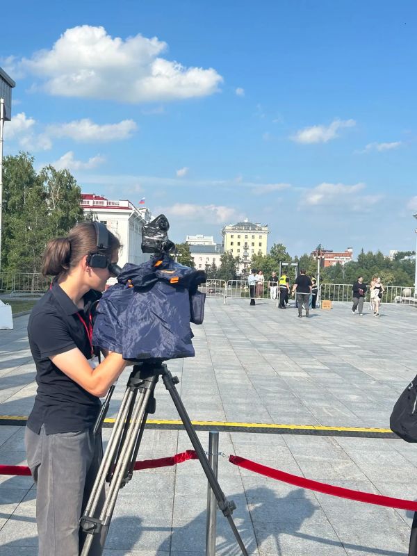 Зрители торжественной церемонии открытия Шукшинского кинофестиваля собираются у театра драмы Зрители торжественной церемонии открытия Шукшинского кинофестиваля собираются у театра драмы