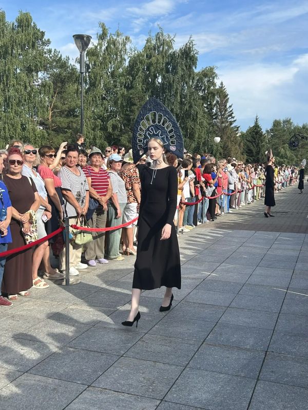 Модели в дизайнерских кокошниках открыли «красную дорожку» Шукшинского кинофестиваля Модели в дизайнерских кокошниках открыли «красную дорожку» Шукшинского кинофестиваля