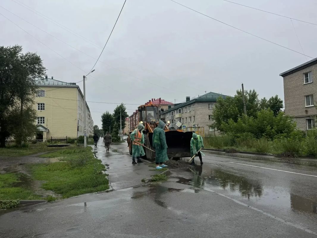Коммунальные службы города проводят работы по содержанию дорог и общественных территорий Коммунальные службы города проводят работы по содержанию дорог и общественных территорий