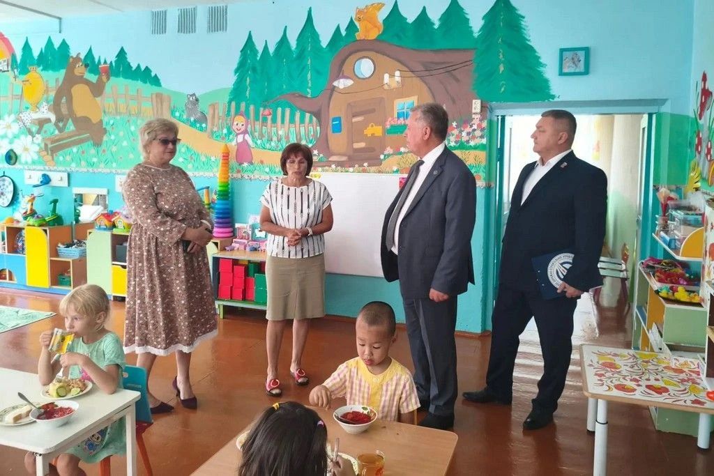 Александр Романенко взял на контроль социальные объекты Курьинского района Александр Романенко взял на контроль социальные объекты Курьинского района