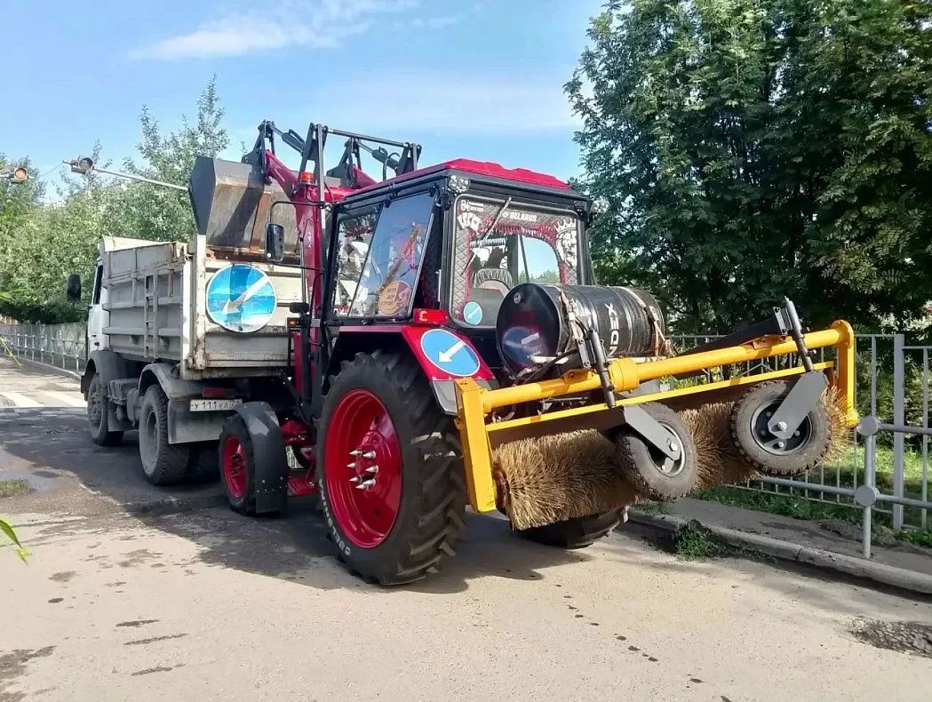 МБУ «Автодорстрой» продолжает покос травы вдоль обочин дорог