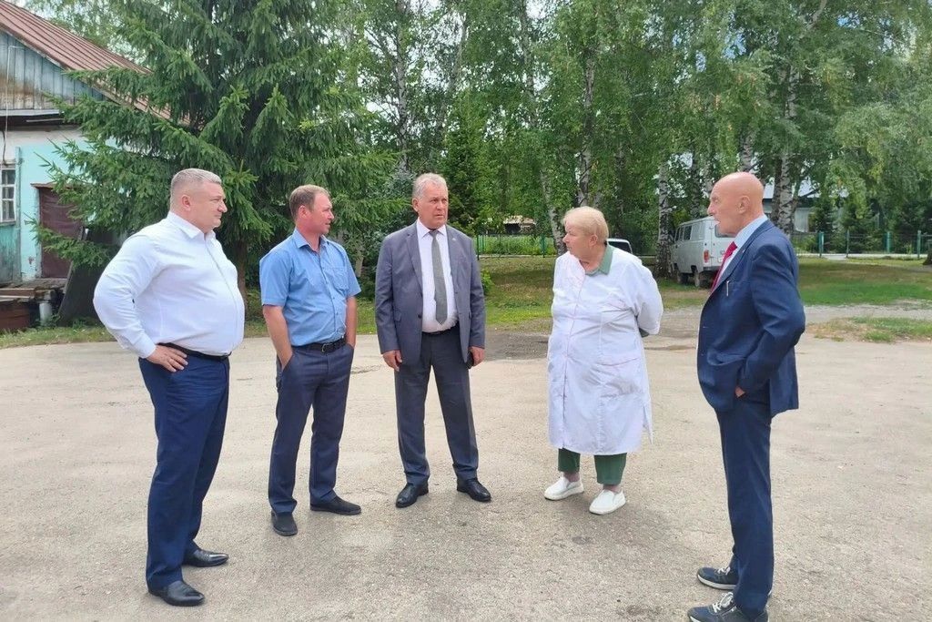 Александр Романенко взял на контроль социальные объекты Курьинского района
