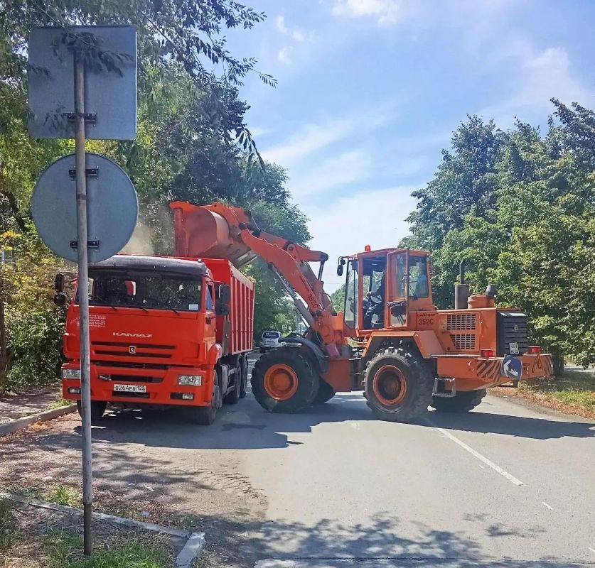 Коммунальные службы города проводят работы по содержанию дорог и общественных территорий Коммунальные службы города проводят работы по содержанию дорог и общественных территорий