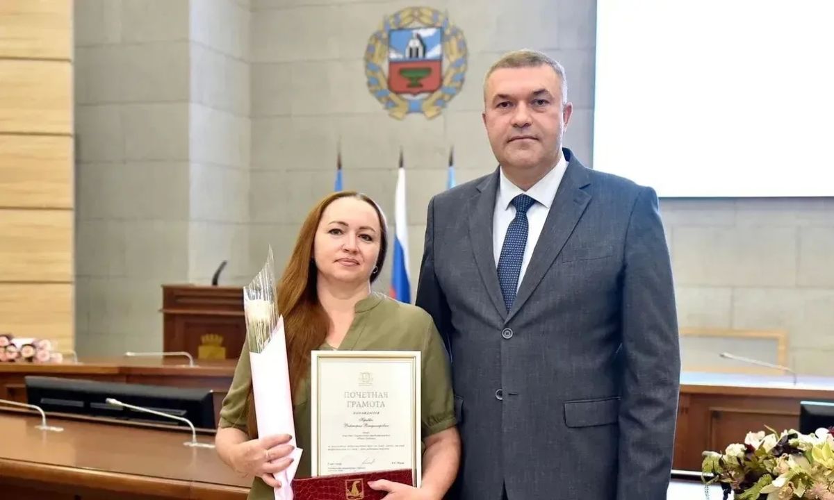 Лучших представителей торговой отрасли наградили в администрации Барнаула Лучших представителей торговой отрасли наградили в администрации Барнаула