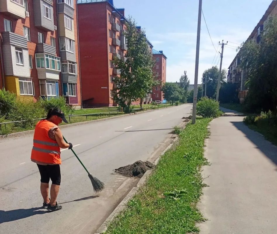 Коммунальные службы города проводят работы по содержанию дорог и общественных территорий Коммунальные службы города проводят работы по содержанию дорог и общественных территорий