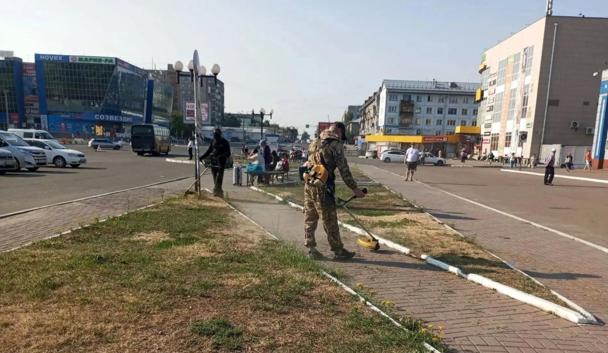 Коммунальные службы города проводят работы по содержанию дорог и общественных территорий Коммунальные службы города проводят работы по содержанию дорог и общественных территорий