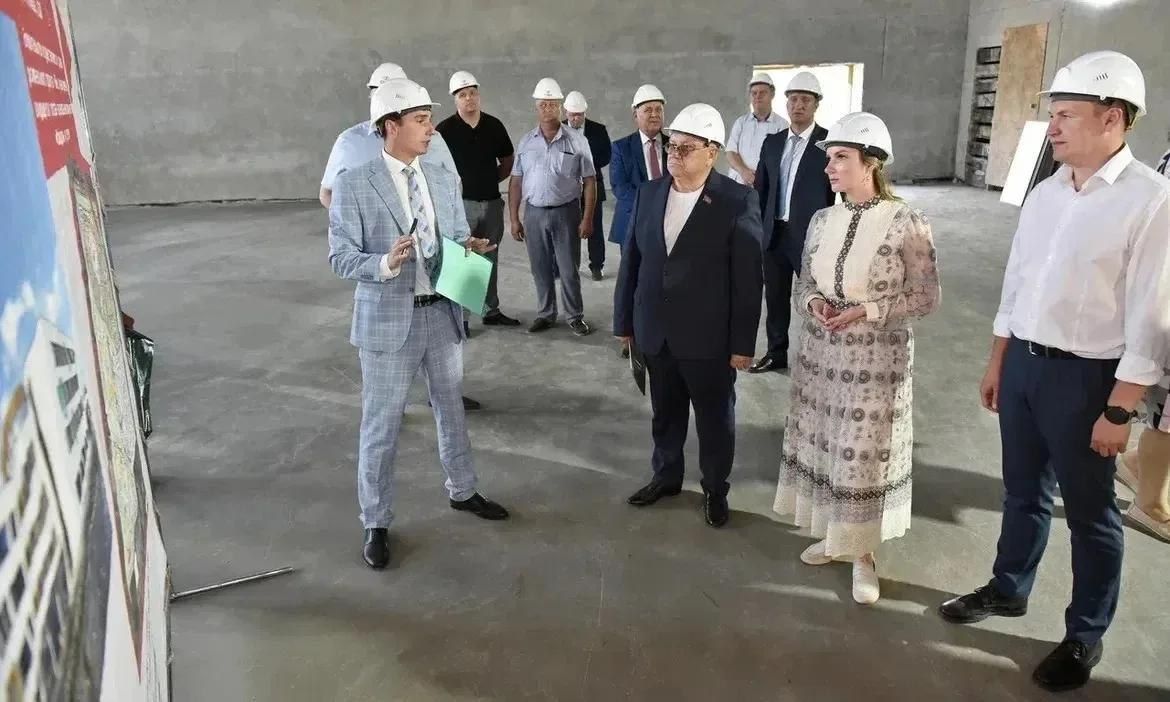 Мария Львова-Белова посетила стройку самой большой школы Барнаула Мария Львова-Белова посетила стройку самой большой школы Барнаула