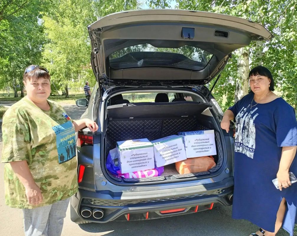 Сотрудники и проживающие Рубцовского специального дома социального обслуживания собрали посылки для защитников в зону СВО