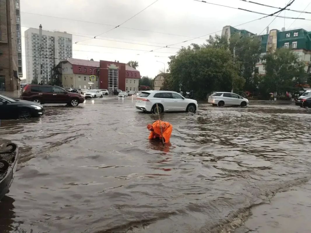 Движение трамваев и троллейбусов изменили в Барнауле из-за сильного дождя
