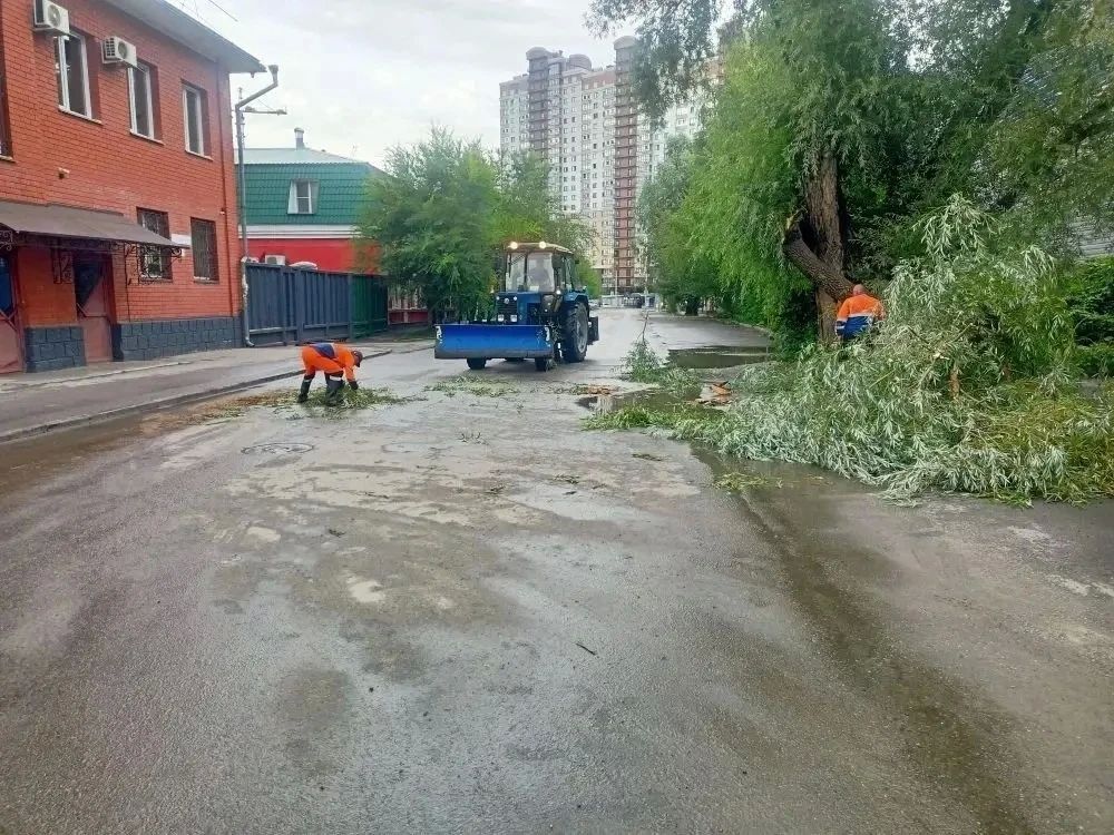 Залило дороги и унесло люки: в Барнауле устраняют последствия проливных дождей Залило дороги и унесло люки: в Барнауле устраняют последствия проливных дождей