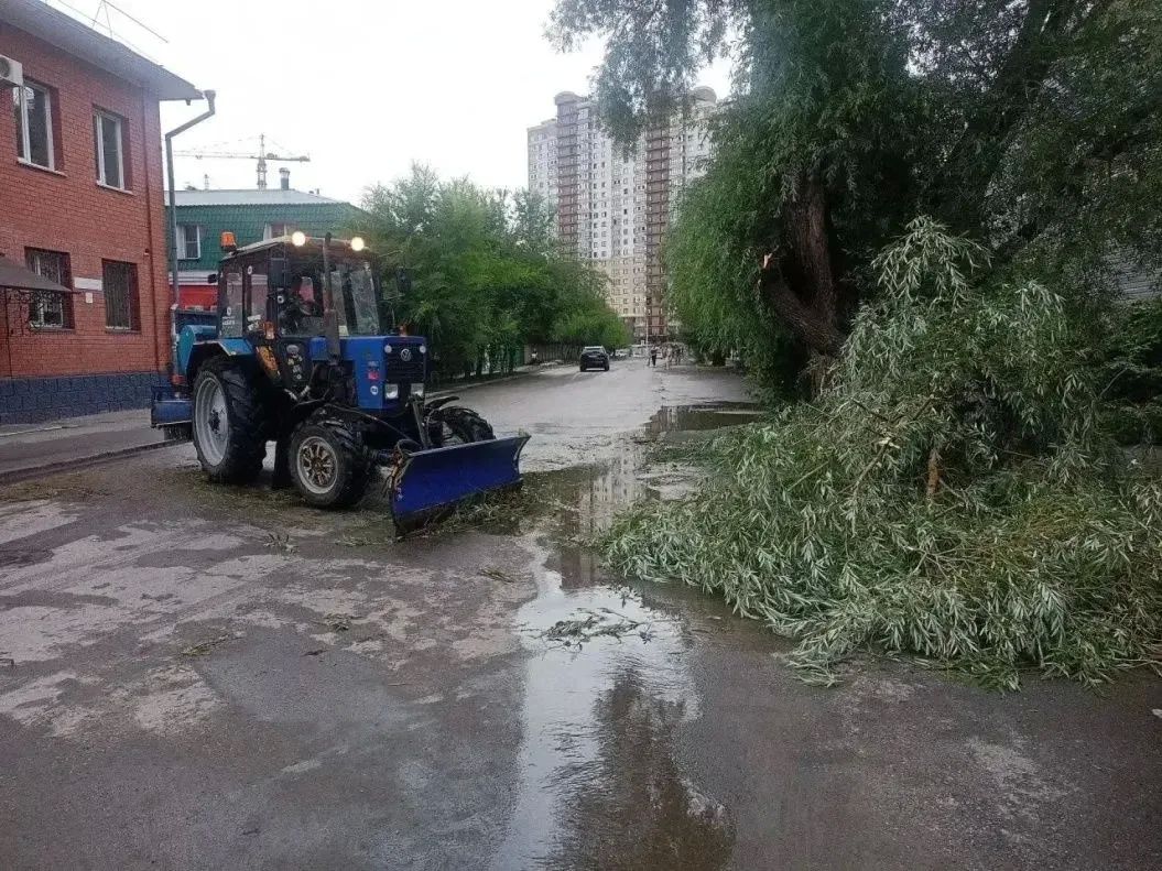 Залило дороги и унесло люки: в Барнауле устраняют последствия проливных дождей Залило дороги и унесло люки: в Барнауле устраняют последствия проливных дождей