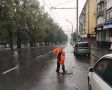 Залило дороги и унесло люки: в Барнауле устраняют последствия проливных дождей