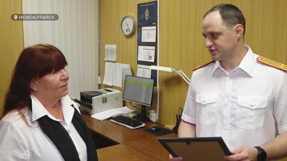 В Новоалтайском межрайонном следственном отделе сегодня вручили благодарность женщине, которая буквально спасла от преступника 17-ти летнюю девушку