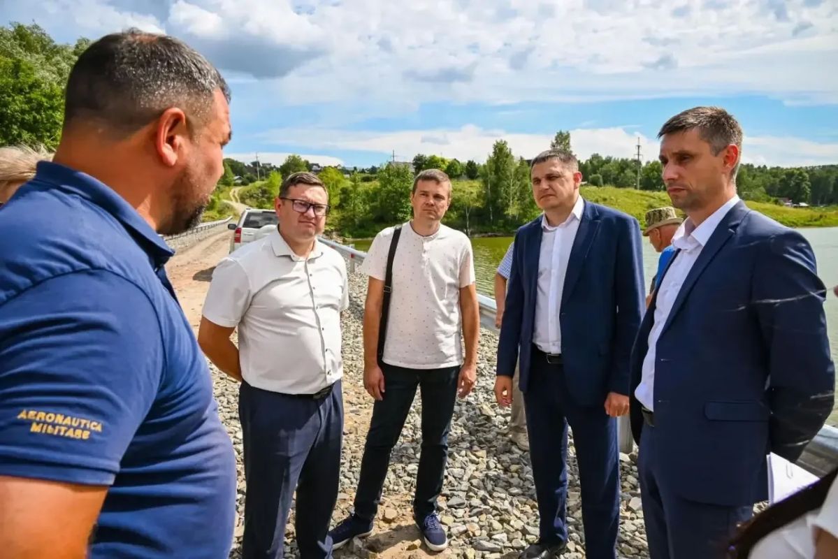 В поселке Казенная Заимка проверили ремонт дамбы на озере Пионерское В поселке Казенная Заимка проверили ремонт дамбы на озере Пионерское