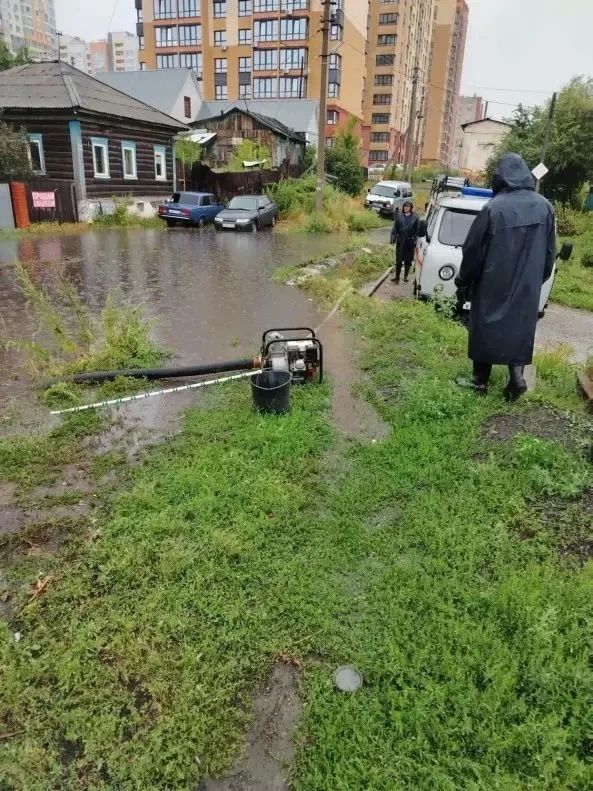 Залило дороги и унесло люки: в Барнауле устраняют последствия проливных дождей Залило дороги и унесло люки: в Барнауле устраняют последствия проливных дождей