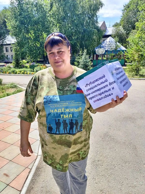 Сотрудники и проживающие Рубцовского специального дома социального обслуживания собрали посылки для защитников в зону СВО Сотрудники и проживающие Рубцовского специального дома социального обслуживания собрали посылки для защитников в зону СВО
