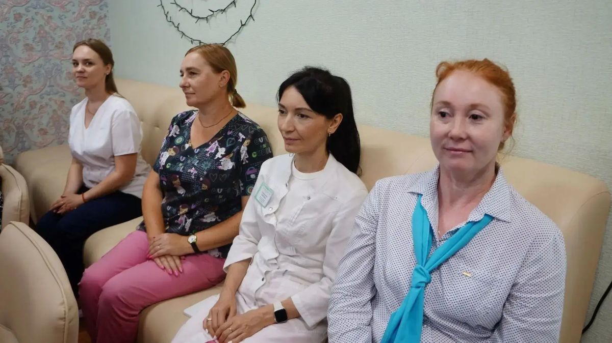 «Семья — основа реабилитации ребёнка»: в Бийске обсудили помощь детям с нарушением слуха