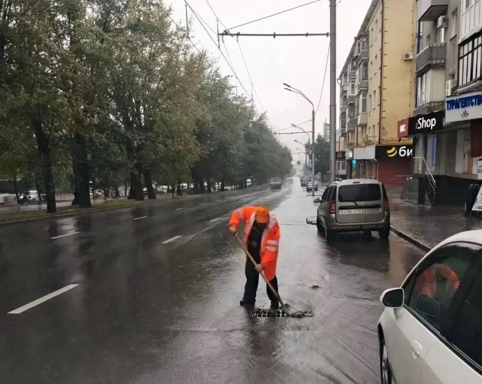 Последствия ливня устраняют в Барнауле