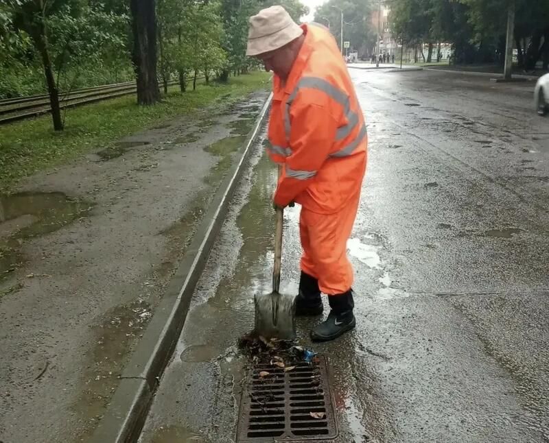 В Барнауле дорожники борются с подтоплениями после ливня В Барнауле дорожники борются с подтоплениями после ливня