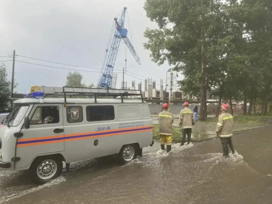 В Барнауле ликвидируют последствия непогоды В Барнауле ликвидируют последствия непогоды