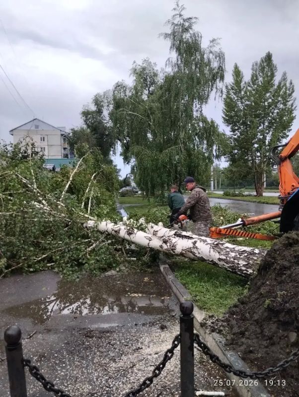 В Барнауле ликвидируют последствия непогоды В Барнауле ликвидируют последствия непогоды