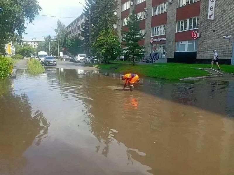 В Барнауле дорожники борются с подтоплениями после ливня